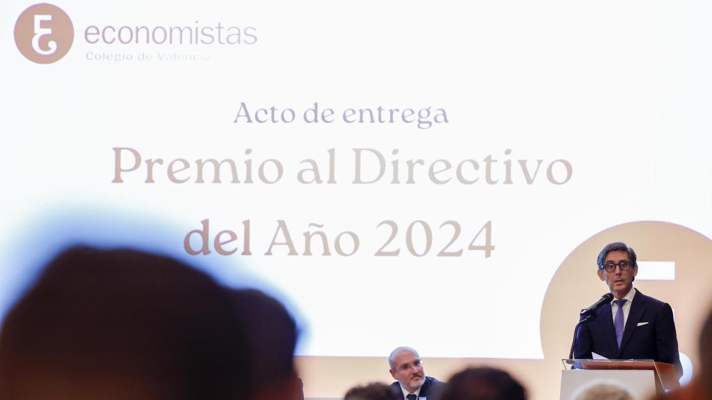 El expresidente de Telefónica, José María Álvarez-Pallete, durante su intervención tras recibir el premio Directivo del Año del Colegio de Economistas de Valencia. Efe / Ana Escobar