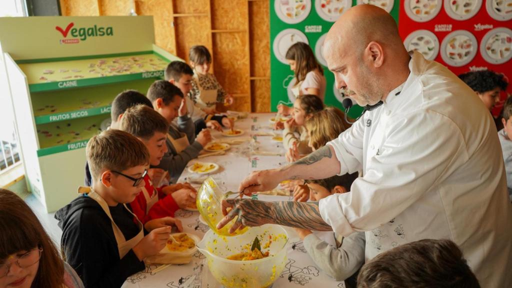 Vegalsa-Eroski llega a la lonja de Baiona (Pontevedra) para promover el consumo de producto del mar entre los jóvenes