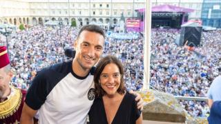 Leo Scaloni junto a la alcaldesa, Ines Rey, en el pregón de 2023.