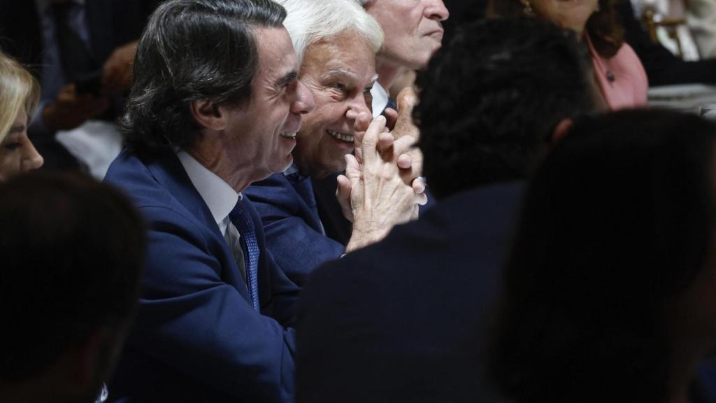 Felipe González y José María Aznar, juntos en la comida donde se les ha impuesto la medalla de la confederación de empresarios iberoamericanos.