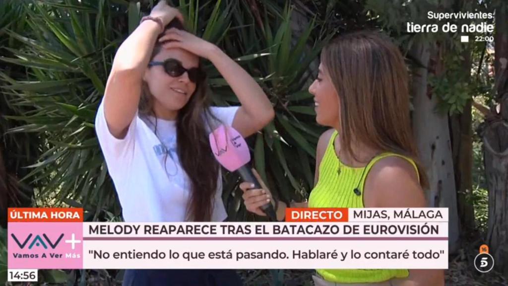 Melody, con una reportera de 'Vamos a ver'.