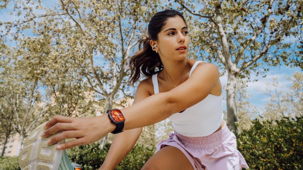 La influencer Sara Baceiredo con el HUAWEI WATCH FIT 4 Pro.