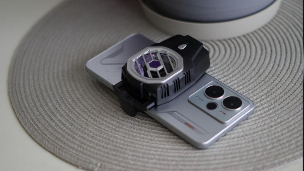 realme 14 5G con disipador externo