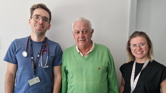 El paciente y dos profesionales del Hospital Universitario Costa del Sol.