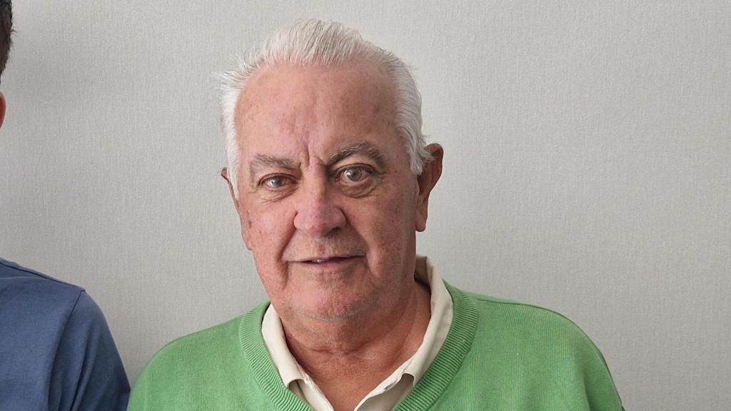 El paciente y dos profesionales del Hospital Universitario Costa del Sol.