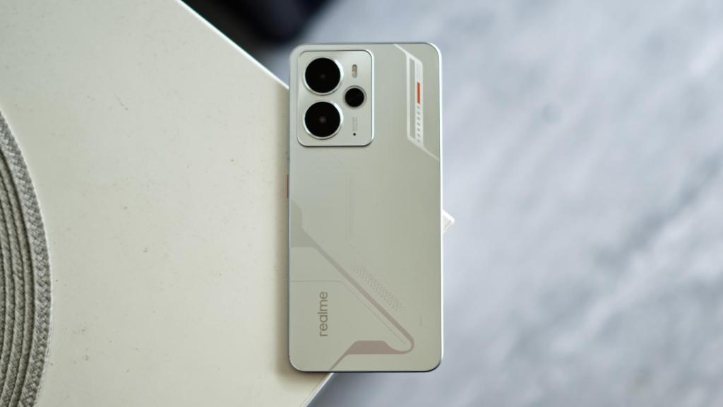 realme 14 5G por detrás