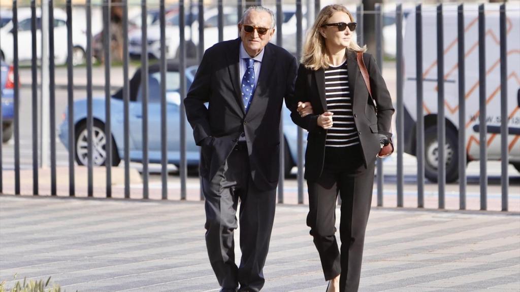 El expresidente de la Diputación de Castellón Carlos Fabra a su llegada a los juzgados acompañado de su hija. Carme Ripollés/Europa Press