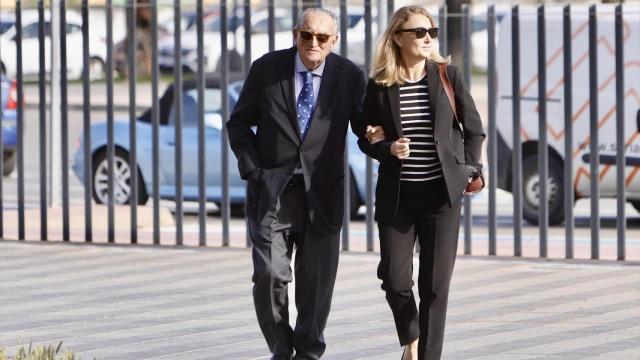 El expresidente de la Diputación de Castellón Carlos Fabra a su llegada a los juzgados acompañado de su hija. Carme Ripollés/Europa Press