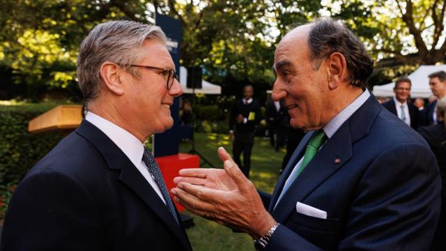 El presidente de Iberdrola, Ignacio Galán, con el primer ministro británico, Keir Starmer.