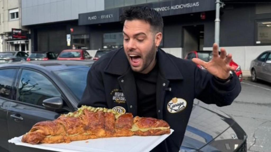 César Varela de ‘Confitería París’ presentando su cruasán XL en televisión.