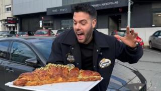 César Varela de ‘Confitería París’ presentando su cruasán XL en televisión.