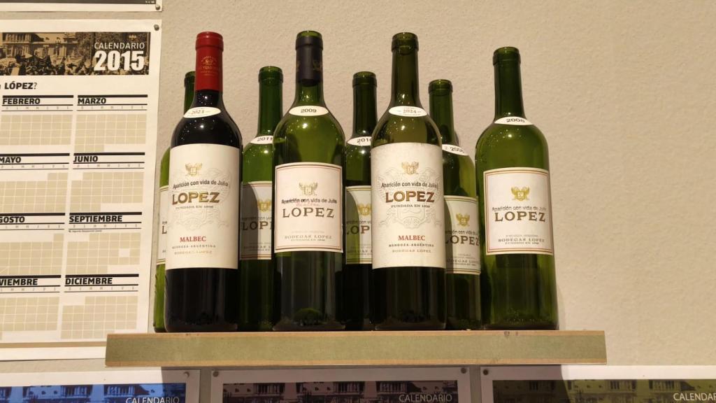 Las botellas del vino López intervenidas por Hugo Vidal con la frase Aparición con vida de Julio.
