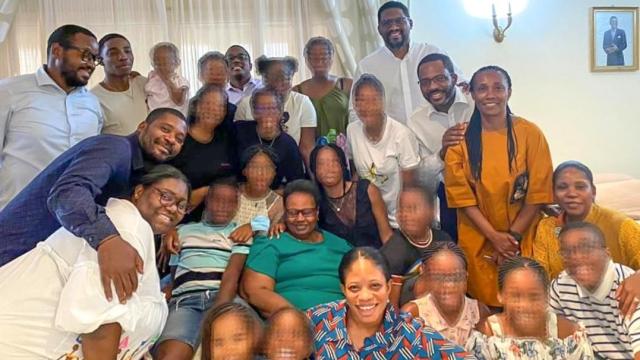 Celestina Lima, segunda dama de Teodoro Obiang, con algunos de sus hijos y nietos.