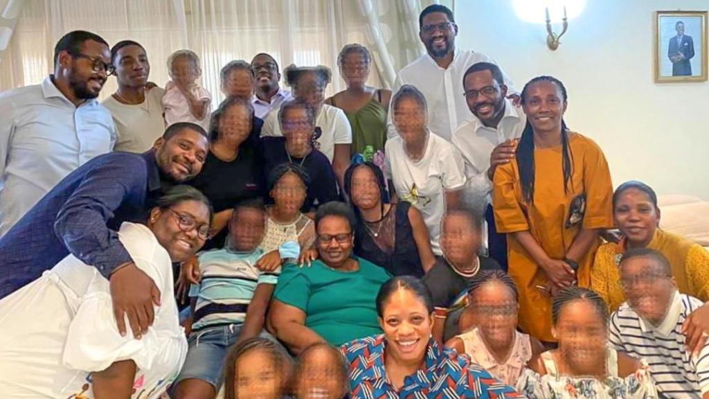 Celestina Lima, segunda dama de Teodoro Obiang, con algunos de sus hijos y nietos.