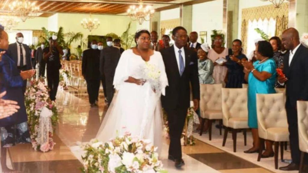 Teodoro Obiang entrega a su hija Juana Judith Mikue Obiang Lima.