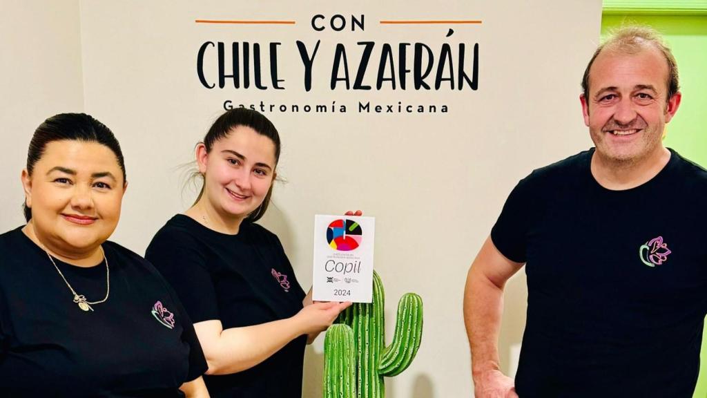 Alejandra Macías, izquierda, cuando recibieron el reconocimiento Copil por la calidad de su cocina en 2024.