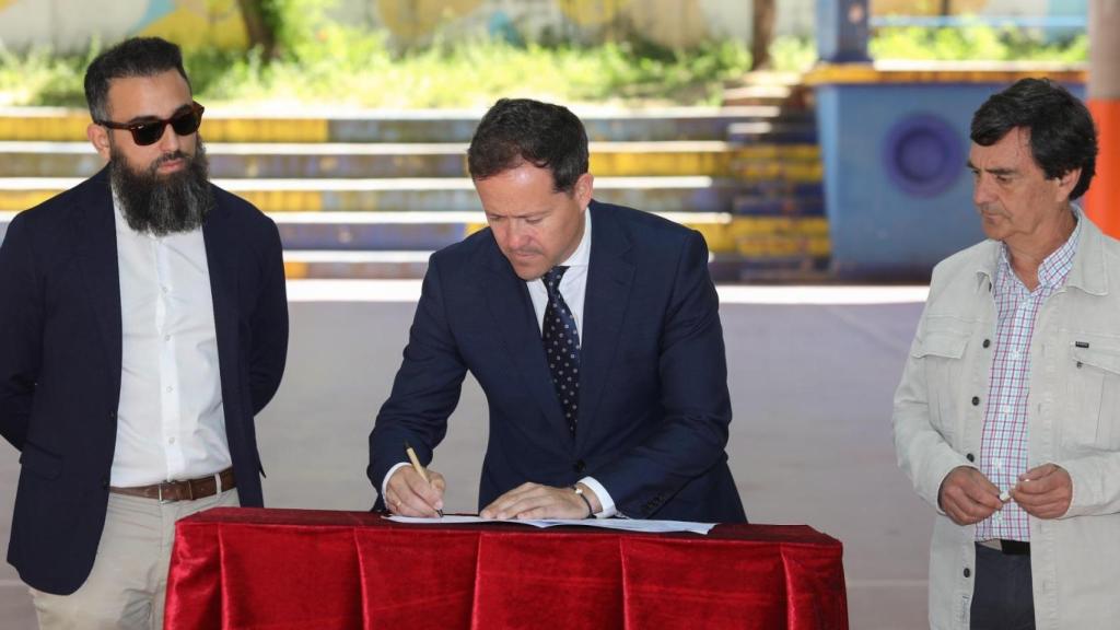 Carlos Velázquez, en el centro, durante la firma del acta de replanteo.
