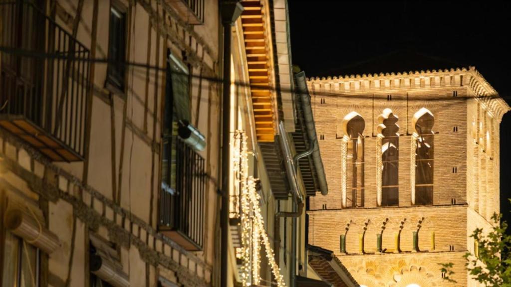 La torre de la iglesia toledana de Santo Tomé iluminada.