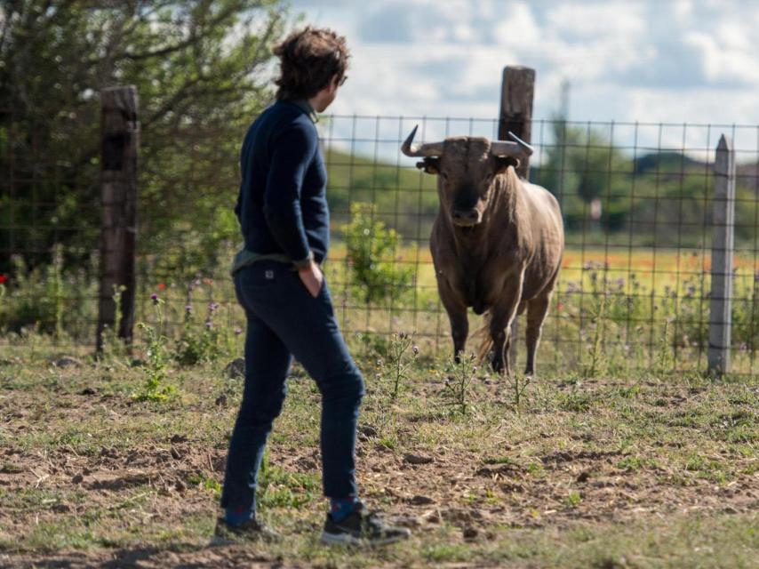 Raúl Nieto y uno de sus animales