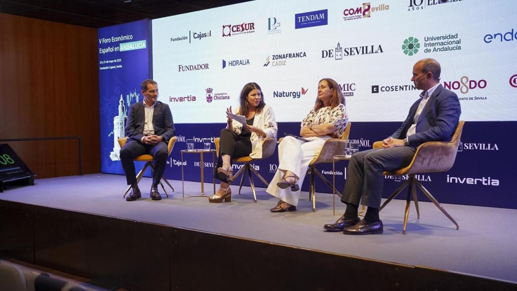 Participantes en la mesa sobre Inteligencia Artificial, este primer día del V Foro Económico Español en Andaalucía.