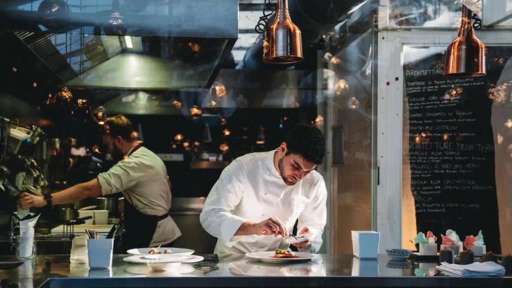 Un chef cocinando en un restaurante en una imagen de archivo.