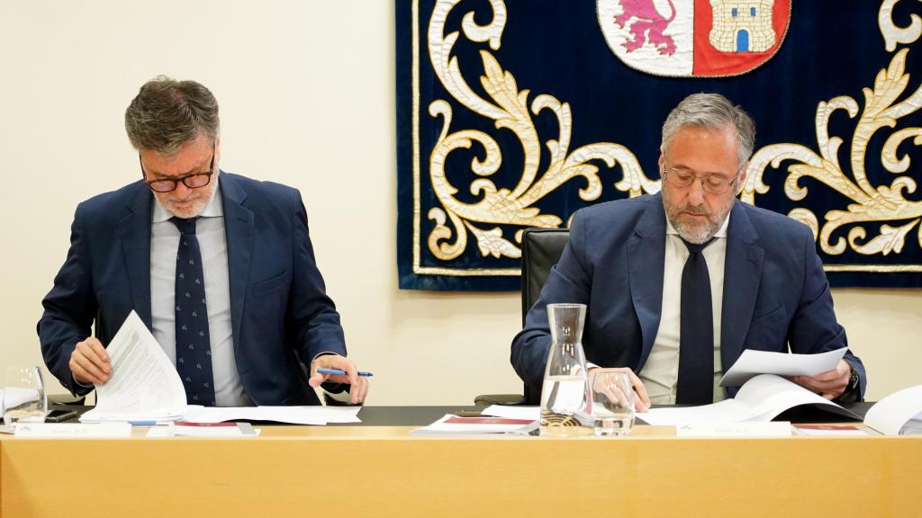 El vicepresidente de las Cortes, Francisco Vázquez, y el presidente, Carlos Pollán, en una reunión de la Mesa de la Cámara
