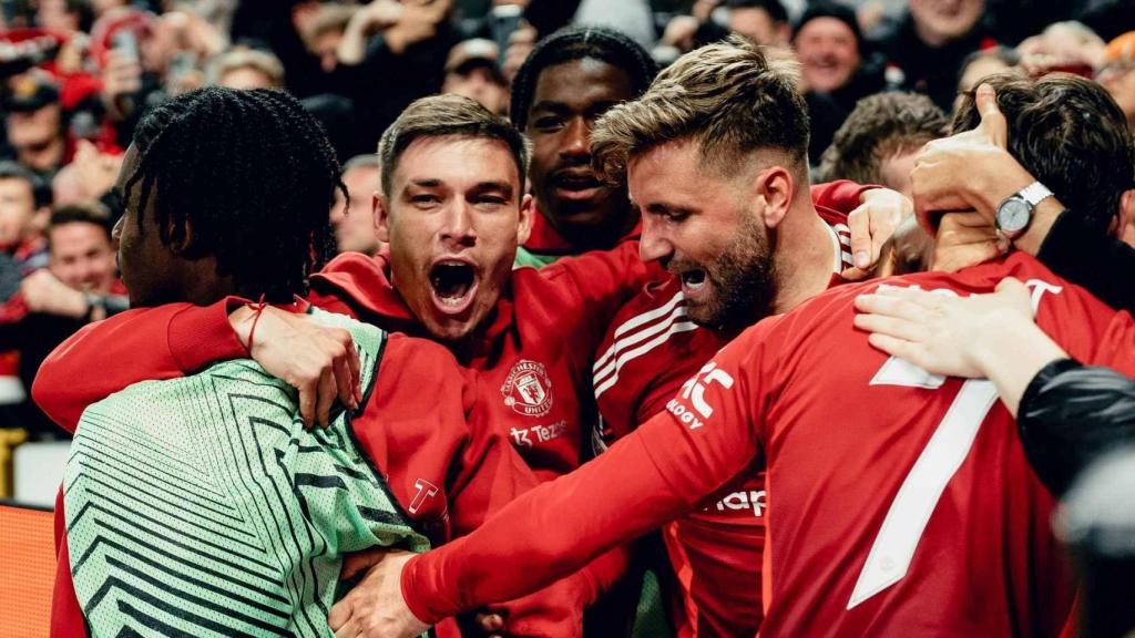 Los jugadores del Manchester United celebran un gol contra el Lyon.