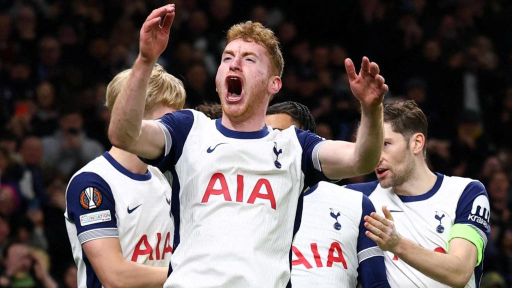 Dejan Kulusevski celebra un gol con el Tottenham.
