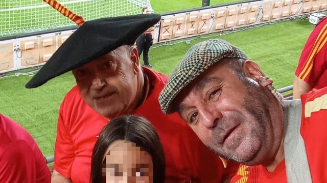 Curro, con su hija, posando con el mítico Manolo 'el del Bombo', antes de que se dispute un partido de España.