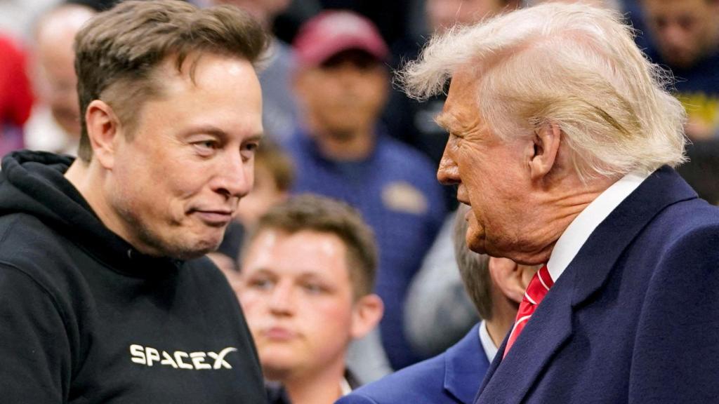 Elon Musk, director ejecutivo de Tesla , saluda al presidente estadounidense Donald Trump en Filadelfia, Pensilvania, EEUU.
