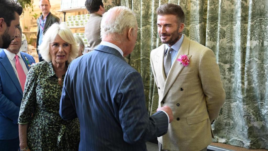 Los reyes Carlos III y Camila junto a David Beckham en el RHS Chelsea Flower Show.