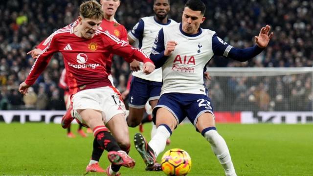 Garnacho y Pedro Porro pugnan por un balón.