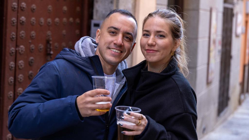 Dos personas disfrutan de una cerveza en las calles de Toledo.