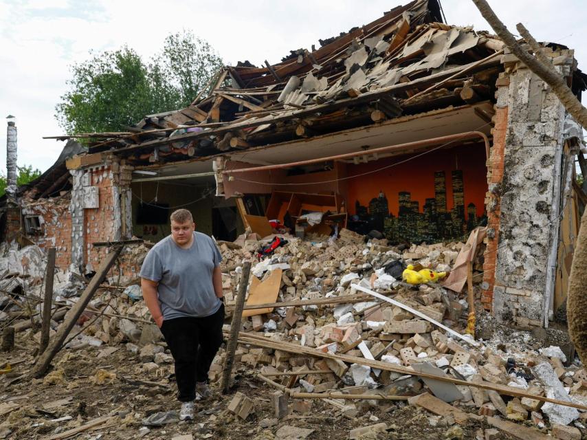 Vadim Tsibenko, de 22 años, junto a su casa a las afueras de Kyiv, derribada por los drones rusos.