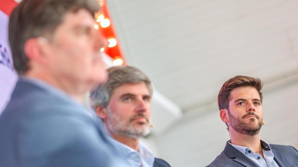 Rafael Clavero (izquierda), Carlos Pérez del Pulgar (centro) y José María Ortega (derecha); en el XXXII Encuentro Tecnológico de EL ESPAÑOL de Málaga.