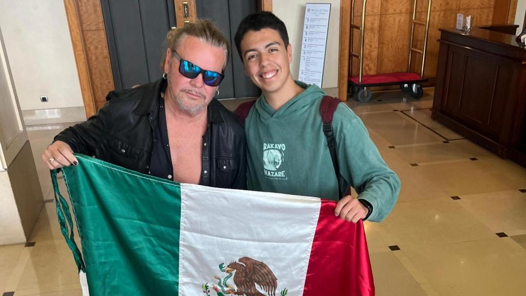 Nico Ruíz con un integrante de Maná