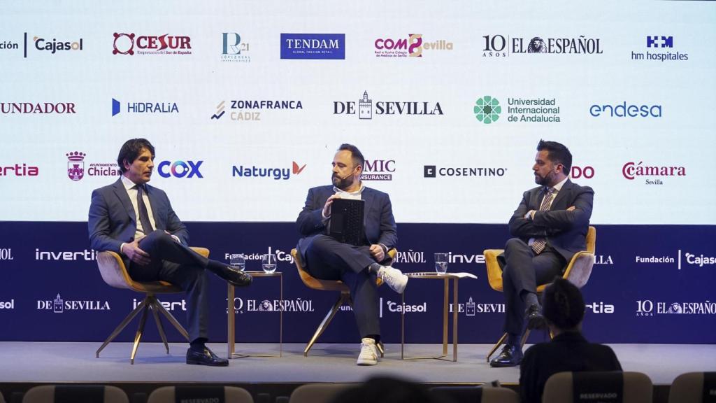 Álvaro Martínez, responsable de Relaciones con Empresas del Instituto de Estudios Cajasol , y Fran González, delegado especial del Estado y presidente del Comité Ejecutivo del Consorcio de la Zona Franca de Cádiz en el V foro económico andaluz del Español.