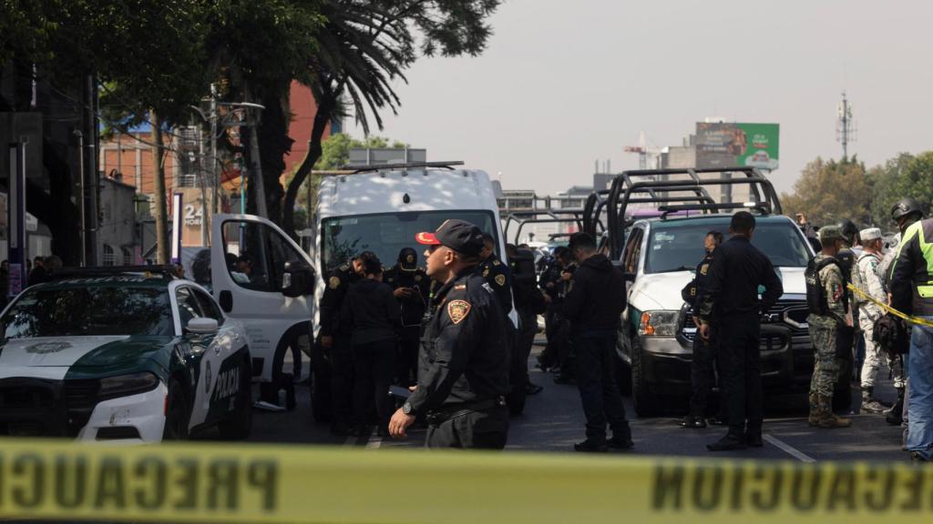 Oficiales de Policía trabajan en el lugar en el que dos asesores del equipo de la alcaldesa de Ciudad de México, Clara Brugada, fueron asesinados este martes.