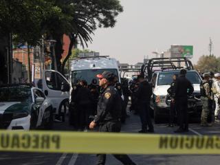 Oficiales de Policía trabajan en el lugar en el que dos asesores del equipo de la alcaldesa de Ciudad de México, Clara Brugada, fueron asesinados este martes.