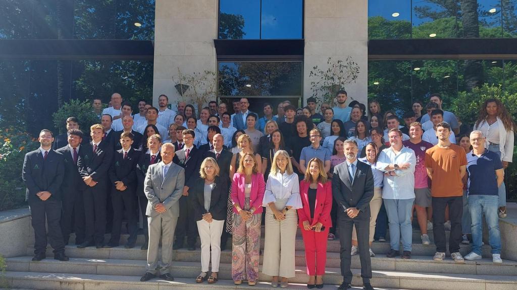 Alumnado de La Cónsula junto a profesores y autoridades.