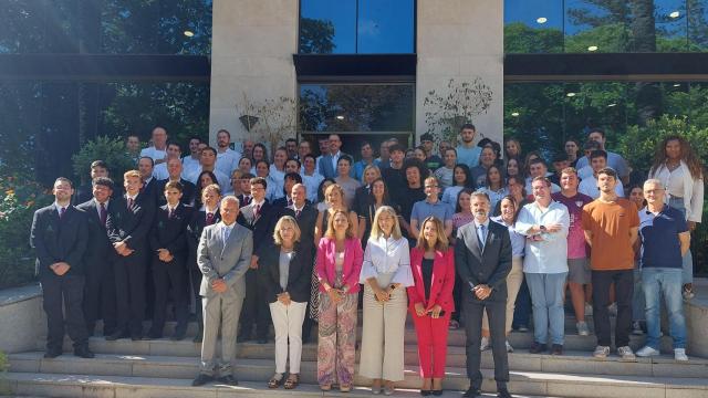 Alumnado de La Cónsula junto a profesores y autoridades.