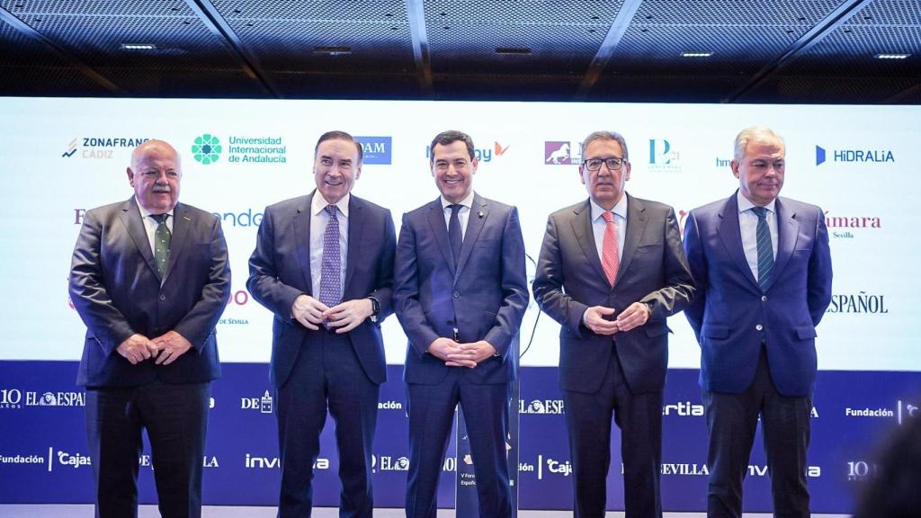 El presidente de la Junta de Andalucía, Juanma Moreno, y el presidente y director de EL ESPAÑOL, Pedro J. Ramírez, en el V foro económico andaluz.