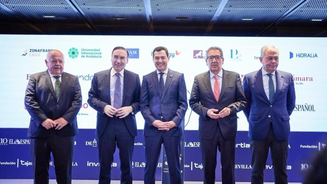 El presidente de la Junta de Andalucía, Juanma Moreno, y el presidente y director de EL ESPAÑOL, Pedro J. Ramírez, en el V foro económico andaluz.