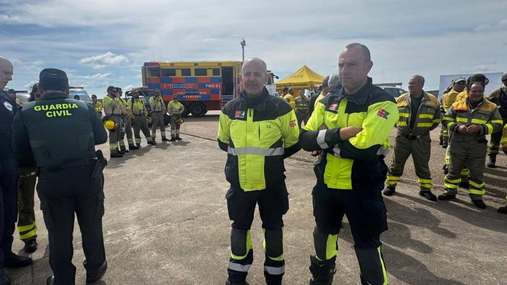 Participantes en el simulacro de incendio transfronterizo, este martes en la localidad zamorano de Vivinera