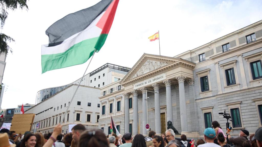 Concentración propalestina frente al Congreso de los Diputados, este martes.