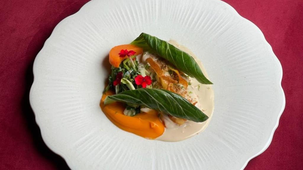 Salmón con boniato, lima, dukkah, beurre blanc, un plato del menú de Allégorie.