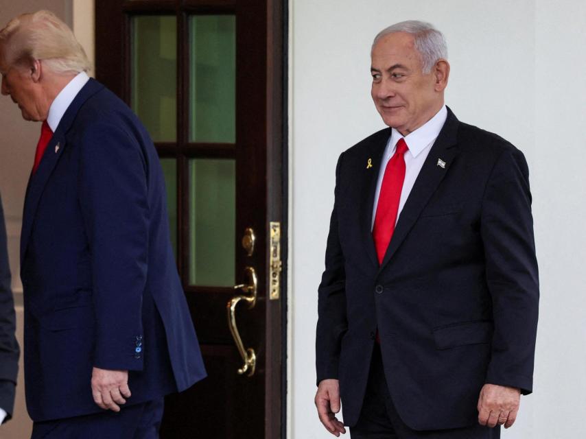 El presidente de Estados Unidos, Donald Trump, y el primer ministro israelí, Benjamin Netanyahu, caminan hacia la entrada de la Casa Blanca, el 7 de abril de 2025.