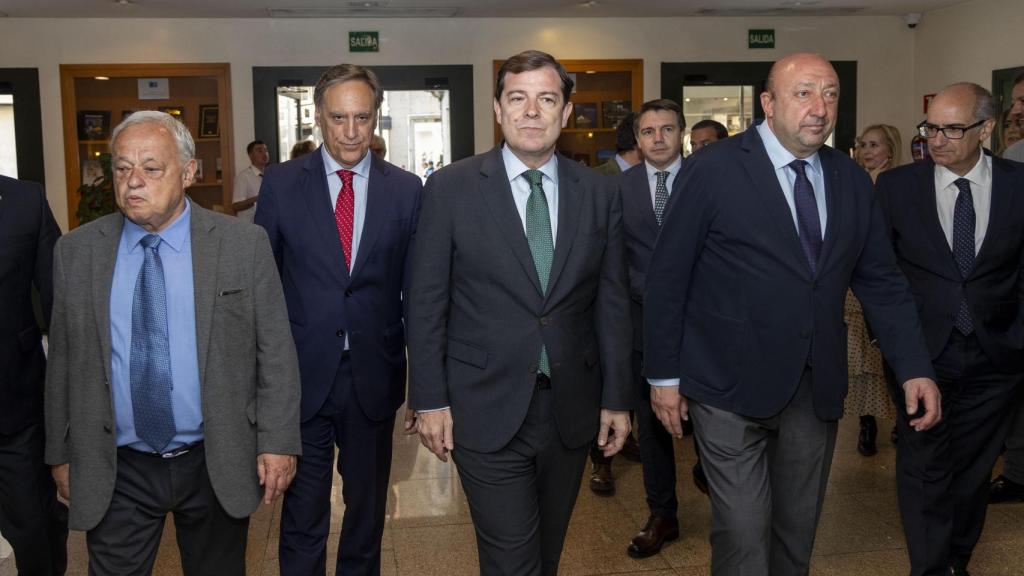 El presidente de la Junta, Alfonso Fernández Mañueco, a su llegada a la Gala Hosturcyl, este martes en Salamanca