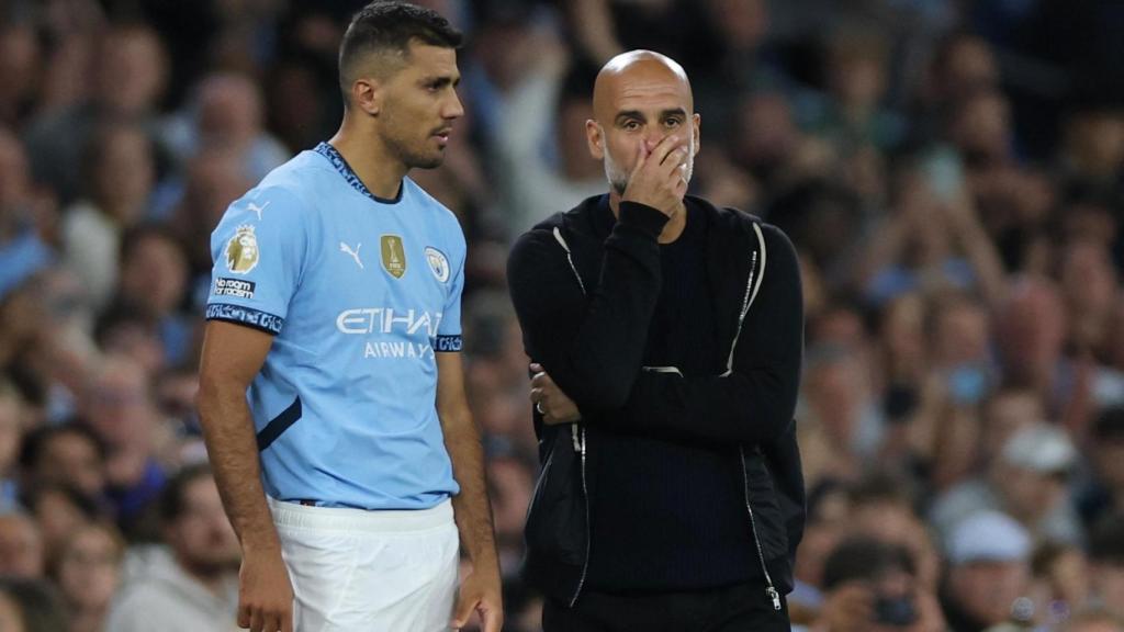 Pep Guardiola da instrucciones a Rodri antes de jugar ante el Bournemouth.