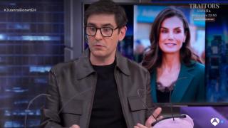 Juanra Bonet y la imagen de la reina Letizia de fondo en 'El Hormiguero'.
